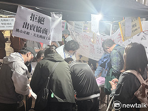 美光罷工5》現場直擊！桃園24小時罷工不畏風雨 非工會成員也簽名不滿新方案