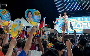 柯志恩仁武廟口開講700人力挺    徐巧芯助講：好人才不限黨派！