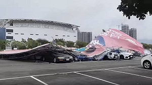 砸到人怎麼辦？黃馨慧與江啟臣巨型看板砸毀8車冷回「你覺得呢」改口道歉