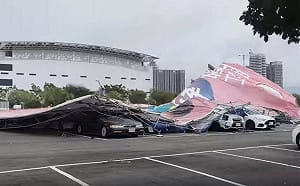 砸到人怎麼辦？黃馨慧與江啟臣巨型看板砸毀8車冷回「你覺得呢」改口道歉