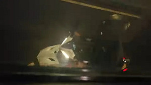 薔琵颱風超暖瞬間！關渡大橋公車為騎士擋風 網籲：淡水客運記功嘉獎
