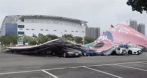 台中競選看板壓壞一排車！車主怒譙三字經：賠我一台車