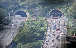 連假首日國道行車大致正常　25日估雪隧等路段易塞