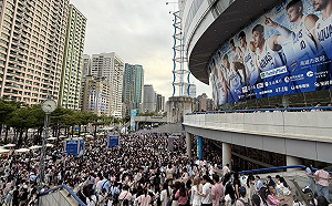 薔琵颱風北移　TWS歌迷擠爆高雄巨蛋 