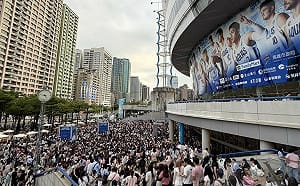 薔琵颱風北移　TWS歌迷擠爆高雄巨蛋 
