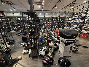 薔琵狂風猛灌！彰化安全帽店110頂受損5折拋售 車友擠爆秒售罄