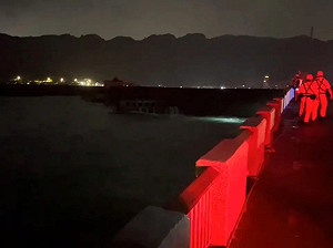 颱風警報剛解就衝海釣！基隆父子遭浪襲 父親失蹤兒斷牙