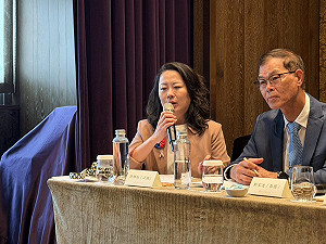 花公帑歡送徐佳青？僑委哽咽嗆記者：先做個好人、沒有慶生事實