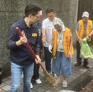 蔣萬安勘災掃地被讚好帥 阿嬤暈眩緊急前去關心