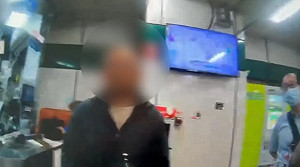 色伯捷運一路偷拍年輕女子！男友抓包報警 網：謝謝你的正義