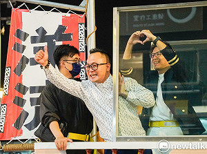基隆車掃人擠爆！沈伯洋喊感動！驚見一標語超有趣   網友 ：很甜蜜！但請快去睡！
