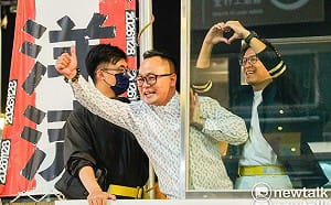 (影)沈伯洋童子瑋基隆合體「洋流童行」 防彈玻璃後向支持者致意
