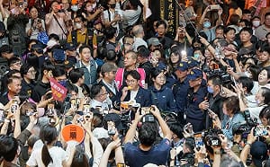 童子瑋送基隆特產　沈伯洋品嚐「馬露醬」配雞蛋糕：難以言喻