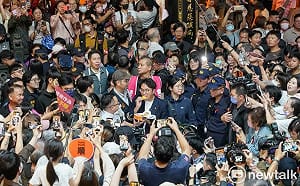 童子瑋送基隆特產 沈伯洋品嚐「馬露醬」配雞蛋糕：難以言喻