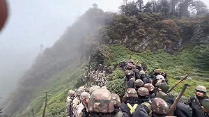 (影) 中印邊境最新對峙衝突影像曝光！ 解放軍慘遭狼牙棒圍毆 士兵遭俘虜