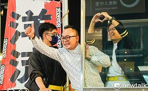 基隆車掃人擠爆！沈伯洋喊感動！驚見一標語超有趣   網友 ：很甜蜜！但請快去睡！