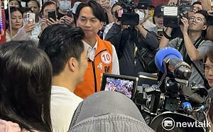 （影）支持者擠爆737夜市吼「被欺負太久了！」　蔣萬安掃街巧遇白營議員陳宥丞