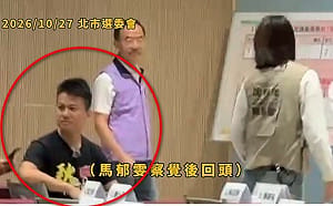 (影)控前民眾黨主任伸腳企圖絆倒！又去堵苗博雅  馬郁雯轟低劣：一定提告！