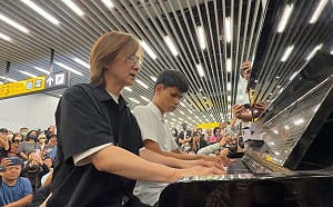 台南車站新站大廳傳天籟 林隆璇攜視障生陳俊豪四手聯彈「我愛你這樣深」