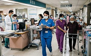 高齡海嘯掀起醫護需求熱  人力銀行：照服員短缺逾6成