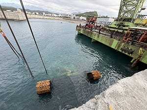 台東颱風巨浪打落港嘴吊車  拚順利拖吊上岸