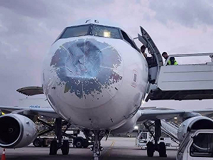 葉門航空空中巴士A320高空驚魂  冰雹砸凹機鼻、砸碎擋風玻璃