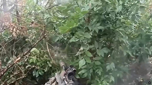 (影) 俄烏兩軍狹路相逢! 俄兵 :「你是61旅的嗎」？ 碰! 烏軍 : 是的!