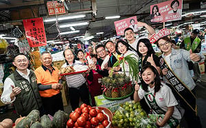 趁勝追擊凌晨出發！蘇巧慧赴三重果菜市場  民眾送甘蔗祝福節節高升