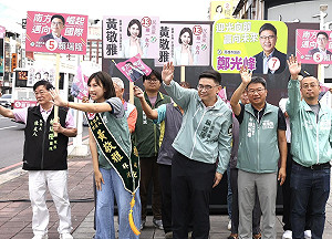 選戰倒數30天綠營大團結！賴瑞隆攜手高雄隊八地同步站路口拜票