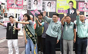 選戰倒數30天綠營大團結！賴瑞隆攜手高雄隊八地同步站路口拜票