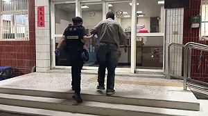 「逃票達人」搭公車又出事！涉性騷女乘客嗆「身上有槍」 警依法送辦