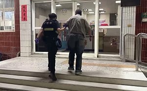 「逃票達人」搭公車又出事！涉性騷女乘客嗆「身上有槍」 警依法送辦