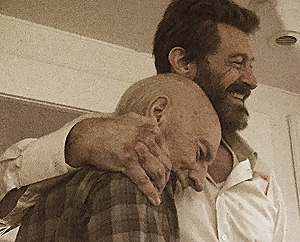 派屈克史都華過世「遺作12月台灣上映」！休傑克曼貼珍貴合照淚別好友