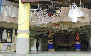 家長會巧手打造童趣校園 鳳西國小萬聖節裝置驚艷全校師生