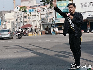 黄肇輝萬聖節穿皮衣化身黃仁勳  路口拜票成功吸引選民目光