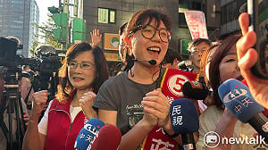 蔣萬安競辦攝影撞飛女記者遭撤換　徐巧芯致歉、石舫亘握手媒體致意