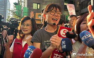 蔣萬安競辦攝影撞飛女記者遭撤換 徐巧芯致歉、石舫亘握手媒體致意