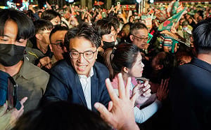 (影)偷臭蔣萬安! 沈伯洋曝洪婉臻富正義感、常傳訊討論市政：我都會回訊息
