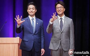 北市長辯論》沈伯洋帶女兒幸運小物出席辯論會 領口別「彩虹台灣」