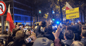 （影）波蘭驚爆憲政危機！警夜襲憲法法庭總理遭控政變 總統出訪中途急折返