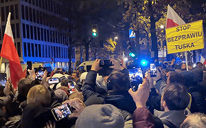 （影）波蘭驚爆憲政危機！警夜襲憲法法庭總理遭控政變 總統出訪中途急折返