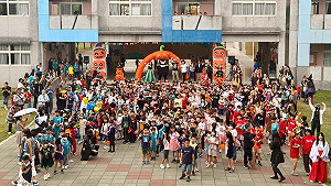 高市正興國小萬聖節玩瘋了！ 200組親子變裝走秀討糖去