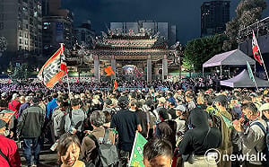 快訊》沈伯洋車掃還沒到龍山寺 現場民眾傳不適送醫