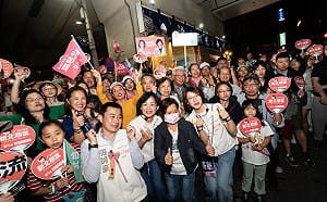 蘇巧慧汐止人氣爆棚！觀光夜市掃街500多位民眾等合照