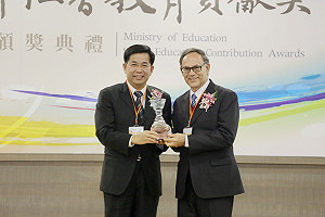 社教育貢獻獎      丁松筠獲追頒終身奉獻獎