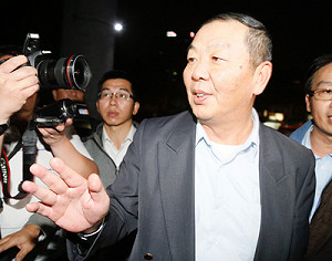 獵雷艦案付款疑雲  黃曙光凌晨訊後請回