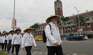 督促公投法補正 人民作主志工繞行總統府