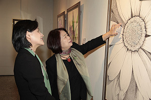 翁金珠鋼筆畫  鄭麗君讚：重現野百合、美麗島精神