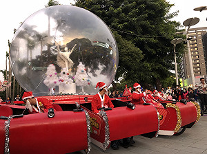 屏東聖誕節吹北歐風！聖誕老公公快閃發糖果