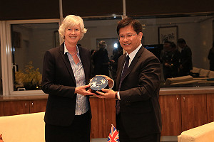 盼合作 英在台辦事代表唐凱琳訪林佳龍